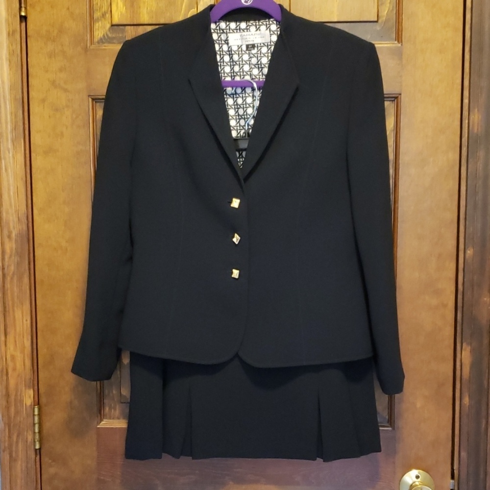 Navy Tahari skirt suit
